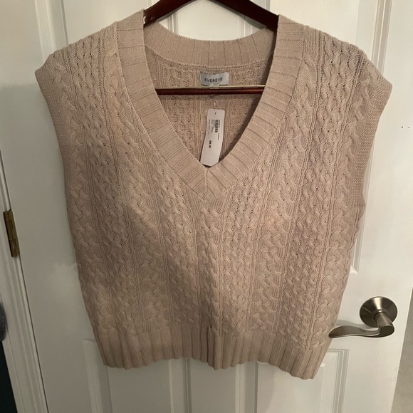 Evereve Sweaters - Evereve “Chloe” cable vest